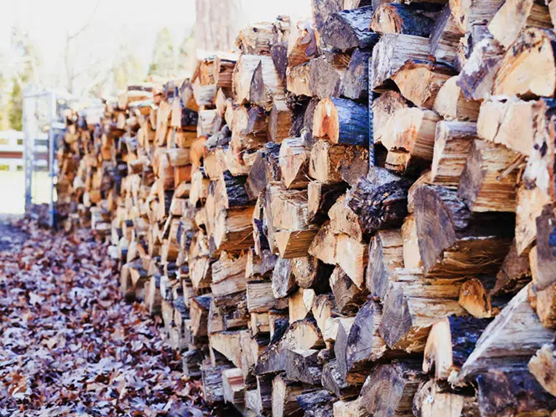 Service de coupe de bois de chauffage.